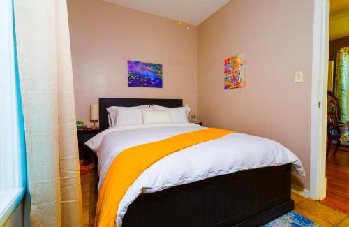 Hermosa Apartamento | Hermosa House apartment - Peaceful Quiet 3BR, Free Street Parking, Solar Powered, by Logan Square