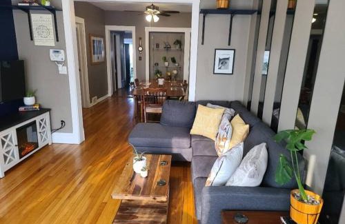 Hermosa Apartamento | Hermosa House apartment - Peaceful Quiet 3BR, Free Street Parking, Solar Powered, by Logan Square