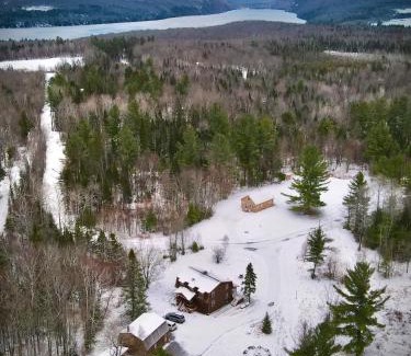 Barton Casa | HGTV Log Cabin near Lake Willoughby, Burke, Jaypeak ang Kingdom Trails