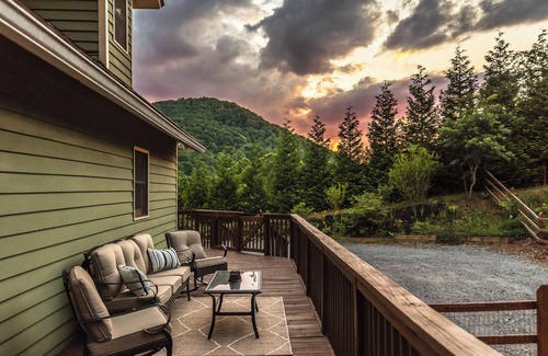 Gerton Cabina | Hickory Nut Hideaway by AvantStay | Mountain Views