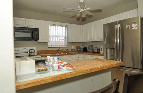 Lauderdale Lakes Casa | HIDDEN GEM! 5BR/3B family-friendly and laundry