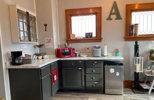 Stoughton Cama Y Desayuno | Hidden Gem - Downtown Stoughton w/optional Sauna.