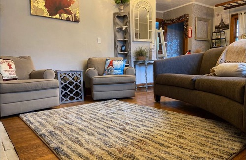 Stoughton Cama Y Desayuno | Hidden Gem - Downtown Stoughton w/optional Sauna.