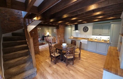 Cheshire West and Chester Cabaña | "Hidden gem". Luxury rural retreat, close to Chester city, and many attractions.