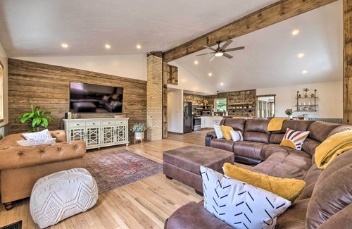 Dundee Casa | 'Hidden Hollow' Family Home w/ Mod Interior!