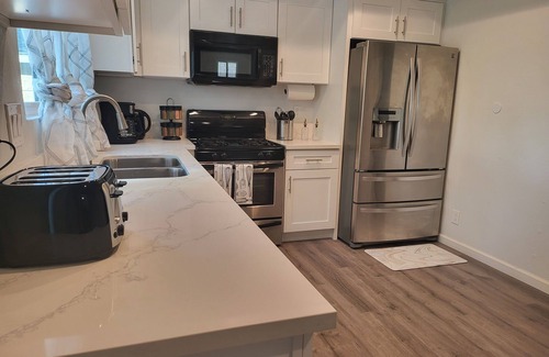 Victorville Casa | High Desert Dream 3bd/3bth, sleeps 8, fast Wi-Fi, smart TVs in all bedrooms