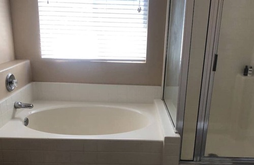 Victorville Casa | High DESERT- LUXURY LIVING! Close to shopping & freeway.