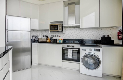 Dubai Media City Apartamento | High-Floor 2BR Apartment with Stunning City Views at Avani+Palm View Dubai