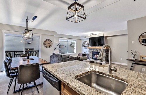 Dead Man's Flats Condominio | Multi level 2 BR/2Bath luxury retreat + hot tub