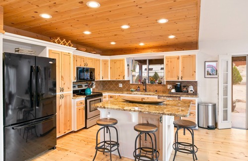 Joshua Tree Casa | High View Haven - Hot Tub, Fire Pit & Bbq In Joshua Tree! 4 Bedroom Home by RedAwning