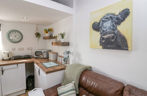 Whitehaven Cabaña | HIGH WREAH BOLT HOLE, pet friendly, with a garden in Cleator Moor