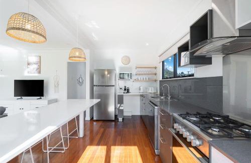 Urangan Casa | 'Highview' Queensland Coastal Charm steps from Beach