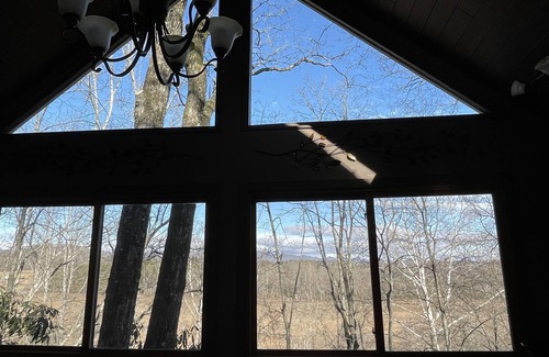 Hendersonville Cabina | Hiking, Biking & Mountain Retreat! Minutes to DuPont & Pisgah Nat’l Forrest!