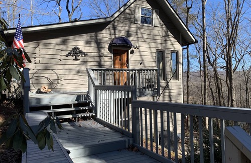 Hendersonville Cabina | Hiking, Biking & Mountain Retreat! Minutes to DuPont & Pisgah Nat’l Forrest!