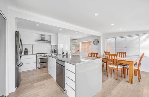 Scarness Casa | Hillcrest House A Poolside Retreat on the Coast