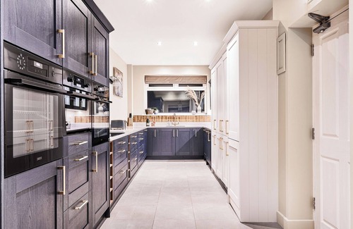 Newton Grange Cabaña | HILLCREST HOUSE, pet friendly, with hot tub in Ashbourne