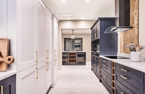 Newton Grange Cabaña | HILLCREST HOUSE, pet friendly, with hot tub in Ashbourne