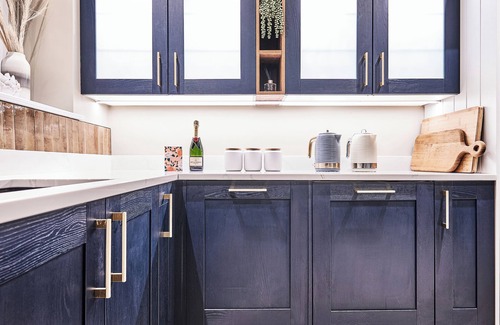 Newton Grange Cabaña | HILLCREST HOUSE, pet friendly, with hot tub in Ashbourne