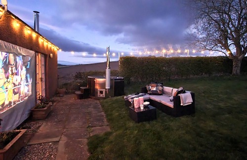 Bouvet Island Cabaña | Hillockbrae Cottage- hot tub & garden cinema, luxury, nature, peaceful, special