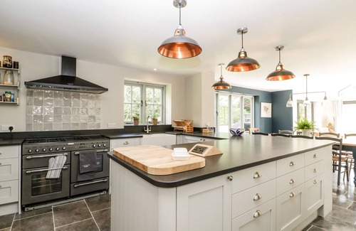 Shaftesbury Cabaña | HILLSIDE COTTAGE, pet friendly, with hot tub in Shaftesbury