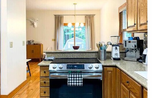 Clayton Cabaña | Hillside Cottage ★ Relax / Play / Indulge / Work