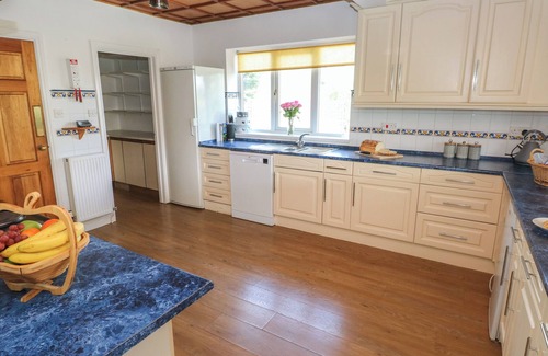 Tirabad Cabaña | HILLSIDE LODGE, pet friendly, character holiday cottage in Newtown