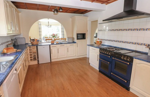 Tirabad Cabaña | HILLSIDE LODGE, pet friendly, character holiday cottage in Newtown