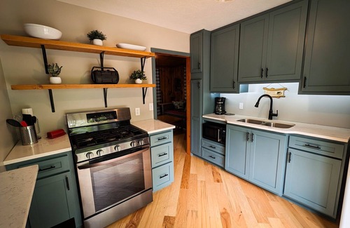 Hayward Cabina | Hilltop Hideaway- Cozy Updated Waterfront Retreat on Tiger Cat Chain of Lakes