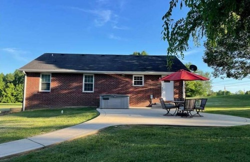 Ashland City Casa | Hilltop Hideaway w/ Hot Tub Close to Nashville