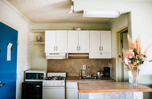 Apple Valley Hotel | Hilltop Tavern & Inn