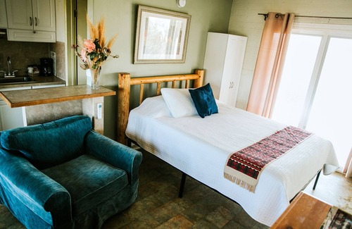 Apple Valley Hotel | Hilltop Tavern & Inn