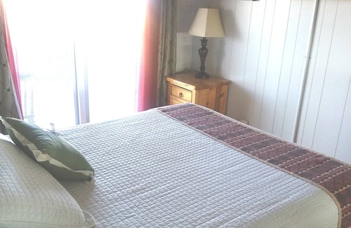 Apple Valley Hotel | Hilltop Tavern & Inn