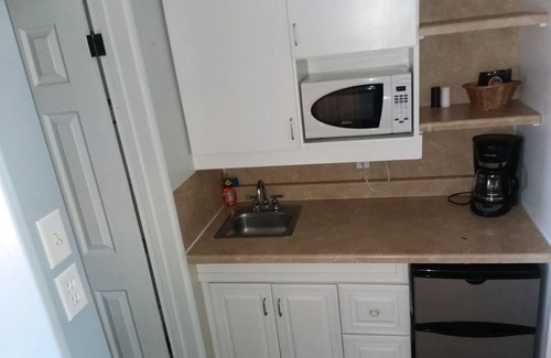 Apple Valley Hotel | Hilltop Tavern & Inn