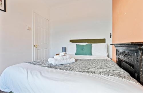 Abertillery Casa | Hillview Escape - Group-Friendly Comfort