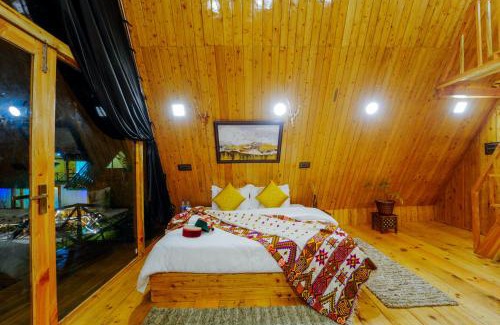 Banjar Chalet De Esquí | Himalayan Manor A-Frame House