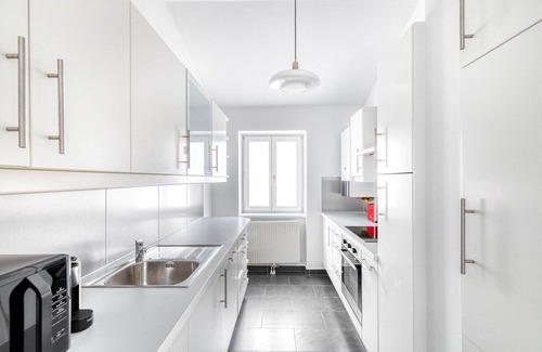 Schottenfeld Apartamento | Hip Neubau 2BR w/ Elevator, near shops, Metro U3, U6, by Blueground