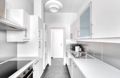 Schottenfeld Apartamento | Hip Neubau 2BR w/ Elevator, near shops, Metro U3, U6, by Blueground