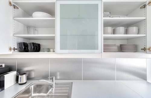 Schottenfeld Apartamento | Hip Neubau 2BR w/ Elevator, near shops, Metro U3, U6, by Blueground