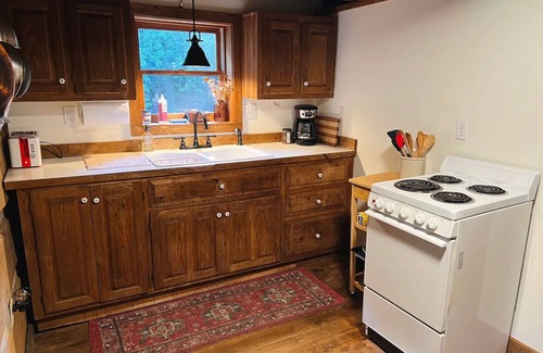 Lansing Cabina | Historic Appalachian Log Cabin on 22 Idyllic Acres