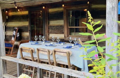 Lansing Cabina | Historic Appalachian Log Cabin on 22 Idyllic Acres