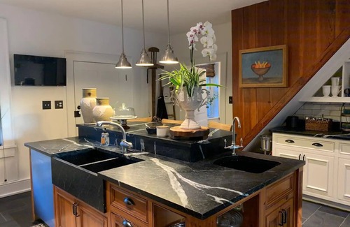 Mount Vernon Condominio | Historic Boyd Harvey House and Grounds 2 Bedroom Home by RedAwning