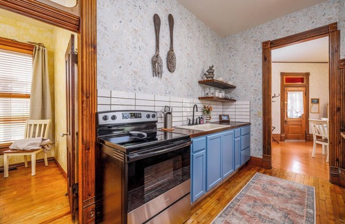 Chariton Casa | Historic Bungalow in Chariton, Sleeps 5, Pets Ok, Single Level