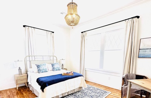 Ardmore Casa | Historic Charmer in Ardmore, with breakfast nook and formal dining.