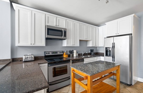 Sheffield and DePaul Condominio | Historic Designer Lincoln Park Retreat Sleeps 14 by AllSet Turnover