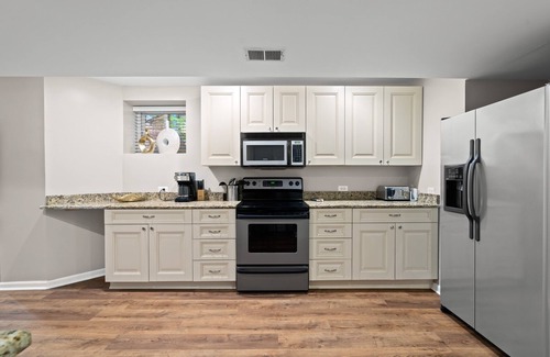 Sheffield and DePaul Condominio | Historic Designer Lincoln Park Retreat Sleeps 14 by AllSet Turnover