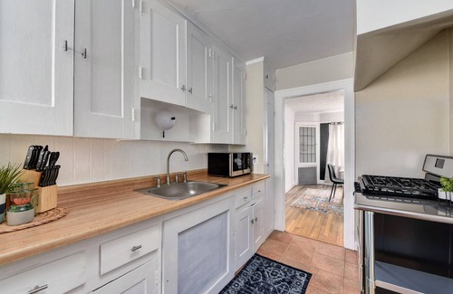 Shaker Heights Apartamento | Historic District 2BR on 1st Floor near Cleveland Clinic ~ Family Friendly ~Safe