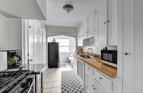 Shaker Heights Apartamento | Historic District 2BR on 1st Floor near Cleveland Clinic ~ Family Friendly ~Safe