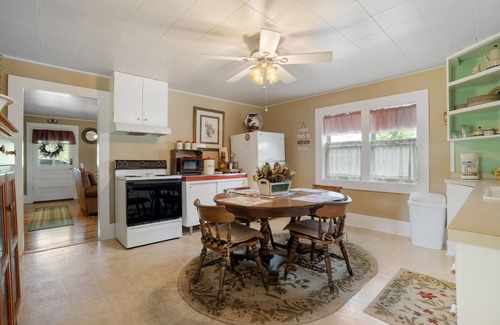 Dover Otro | Casa antigua de la granja del colono histórico que se ha modernizado para su comodidad.