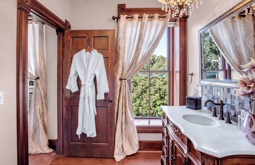 Marion Hotel | Historic Elgin Hotel