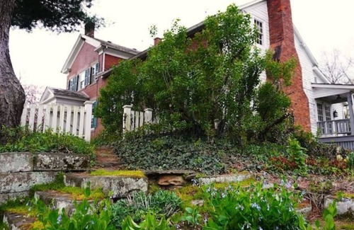 Dundee Casa | Historic Farmhouse with Gardens